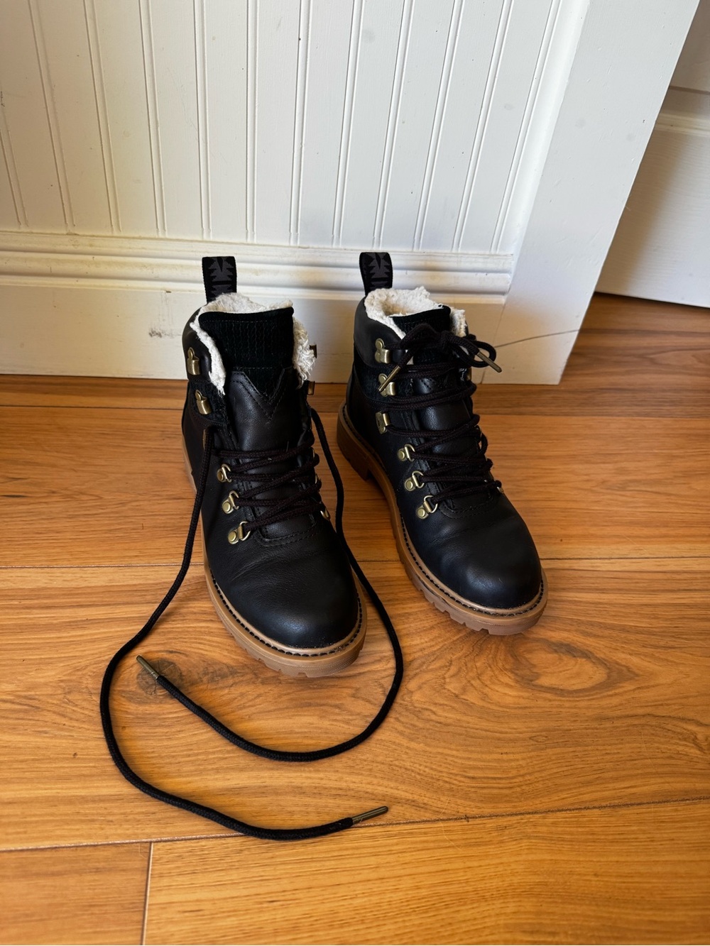 TOMS Black Leather Faux-Fur Lined Lace-Up Boots, Size 7.5